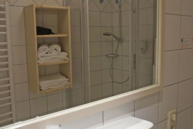 Badkamer met douche/toilet