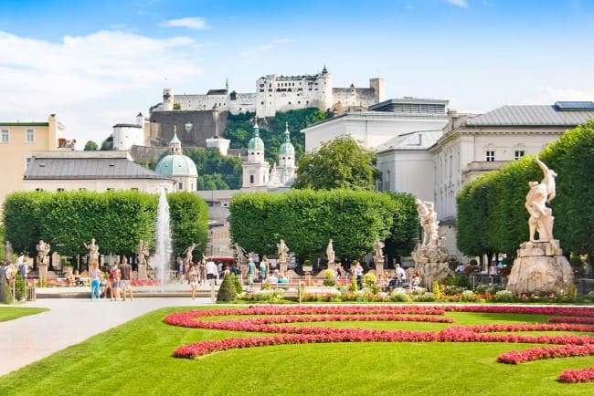 Mirabell-tuinen met fort Hohensalzburg © Shutterstock