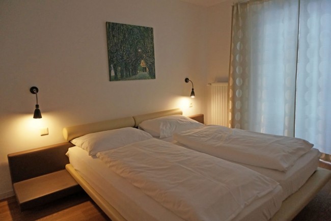 Tweepersoonsbed in de suite