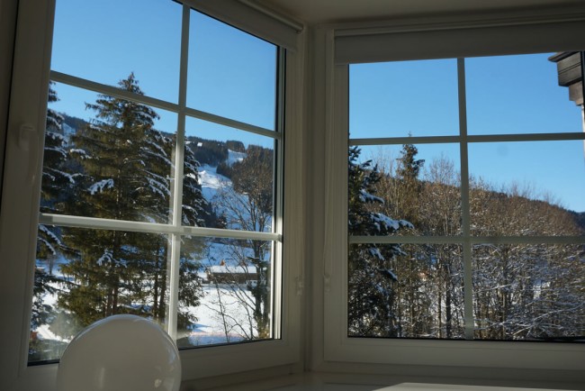 Erker met uitzicht op de piste