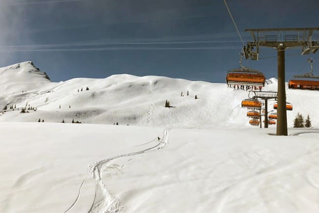 Diep besneeuwde hellingen op de Grießenkar in Flachau